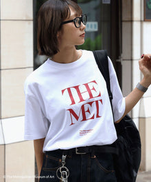 The MetデカロゴTシャツ / メトロポリタン美術館 半袖 クルーネック プリント ワンポイント 柄80