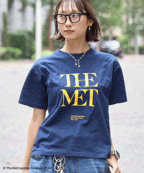 The MetデカロゴTシャツ / メトロポリタン美術館 半袖 クルーネック プリント ワンポイント ネイビー