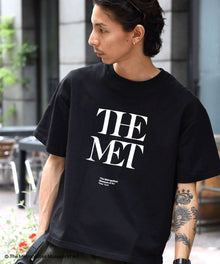 The MetデカロゴTシャツ / メトロポリタン美術館 半袖 クルーネック プリント ワンポイント ブラック