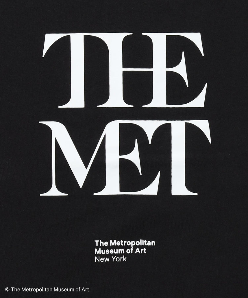 The MetデカロゴTシャツ / メトロポリタン美術館 半袖 クルーネック プリント ワンポイント ブラック