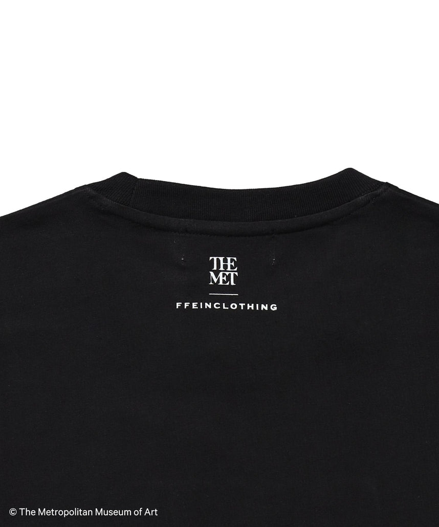 The MetデカロゴTシャツ / メトロポリタン美術館 半袖 クルーネック プリント ワンポイント ブラック