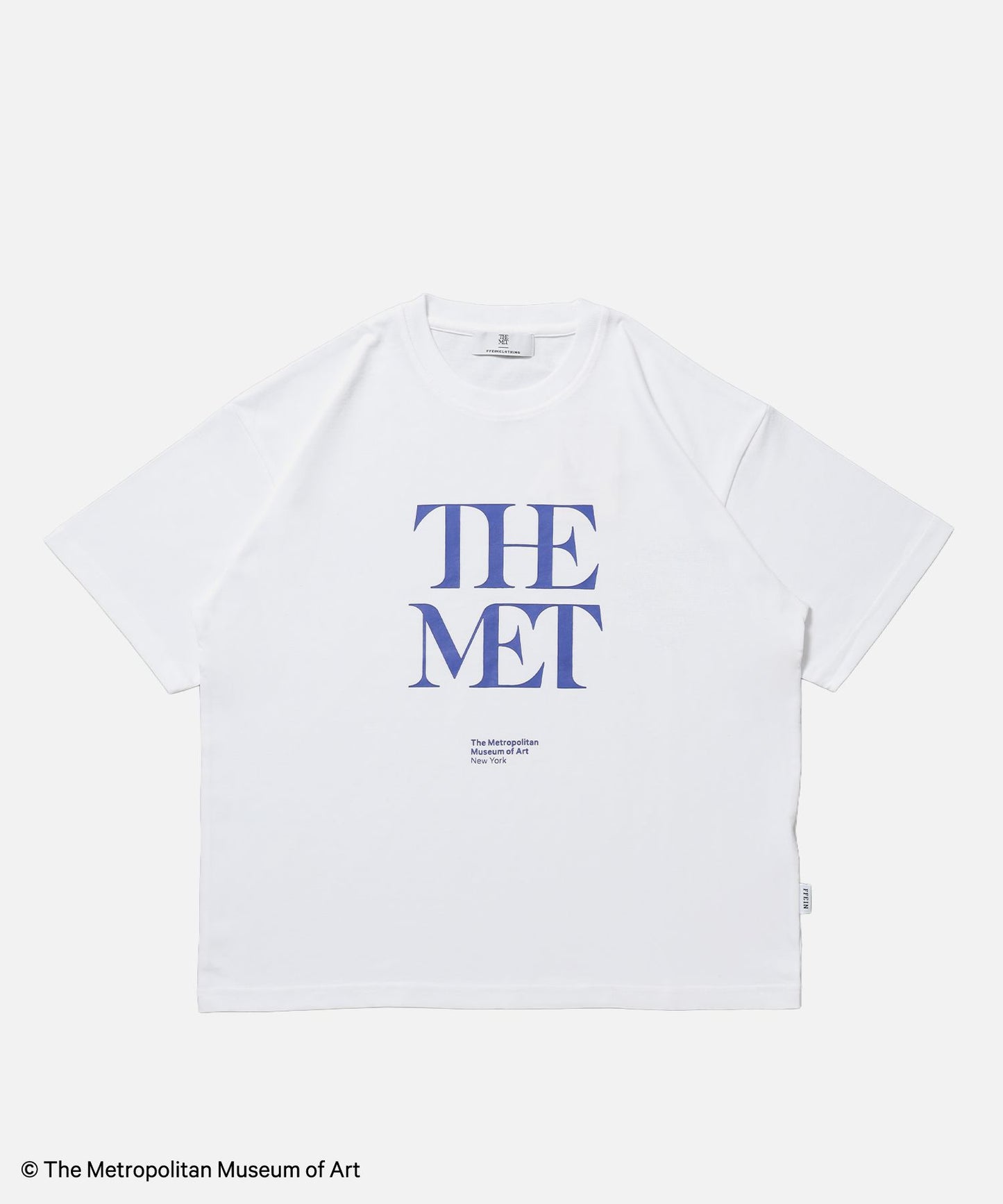 【FFEIN(フェイン)】The MetデカロゴTシャツ / メトロポリタン美術館 半袖 クルーネック プリント ワンポイント ホワイト