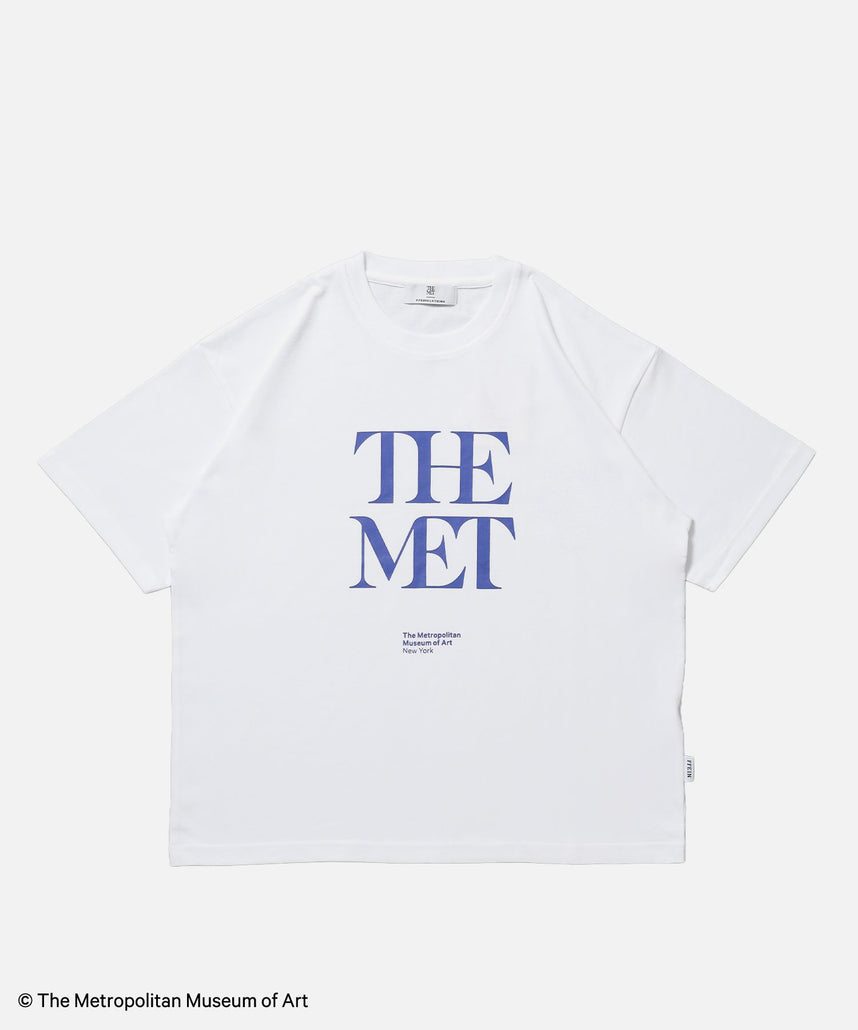 【FFEIN(フェイン)】The MetデカロゴTシャツ / メトロポリタン美術館 半袖 クルーネック プリント ワンポイント ホワイト