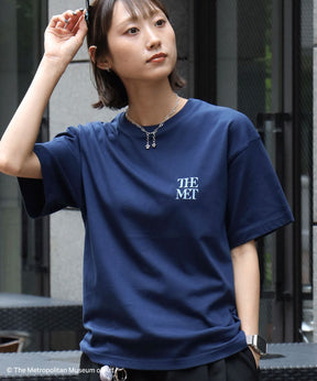The MetワンポイントTシャツ / メトロポリタン美術館 半袖 クルーネック プリント ワンポイント ネイビー