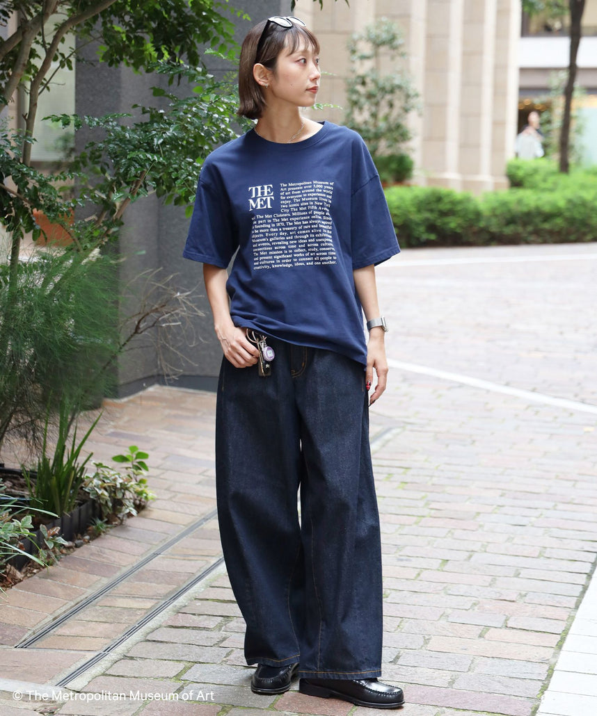 The Met小文字グラフィックTシャツ / メトロポリタン美術館 半袖 クルーネック プリント ワンポイント ネイビー