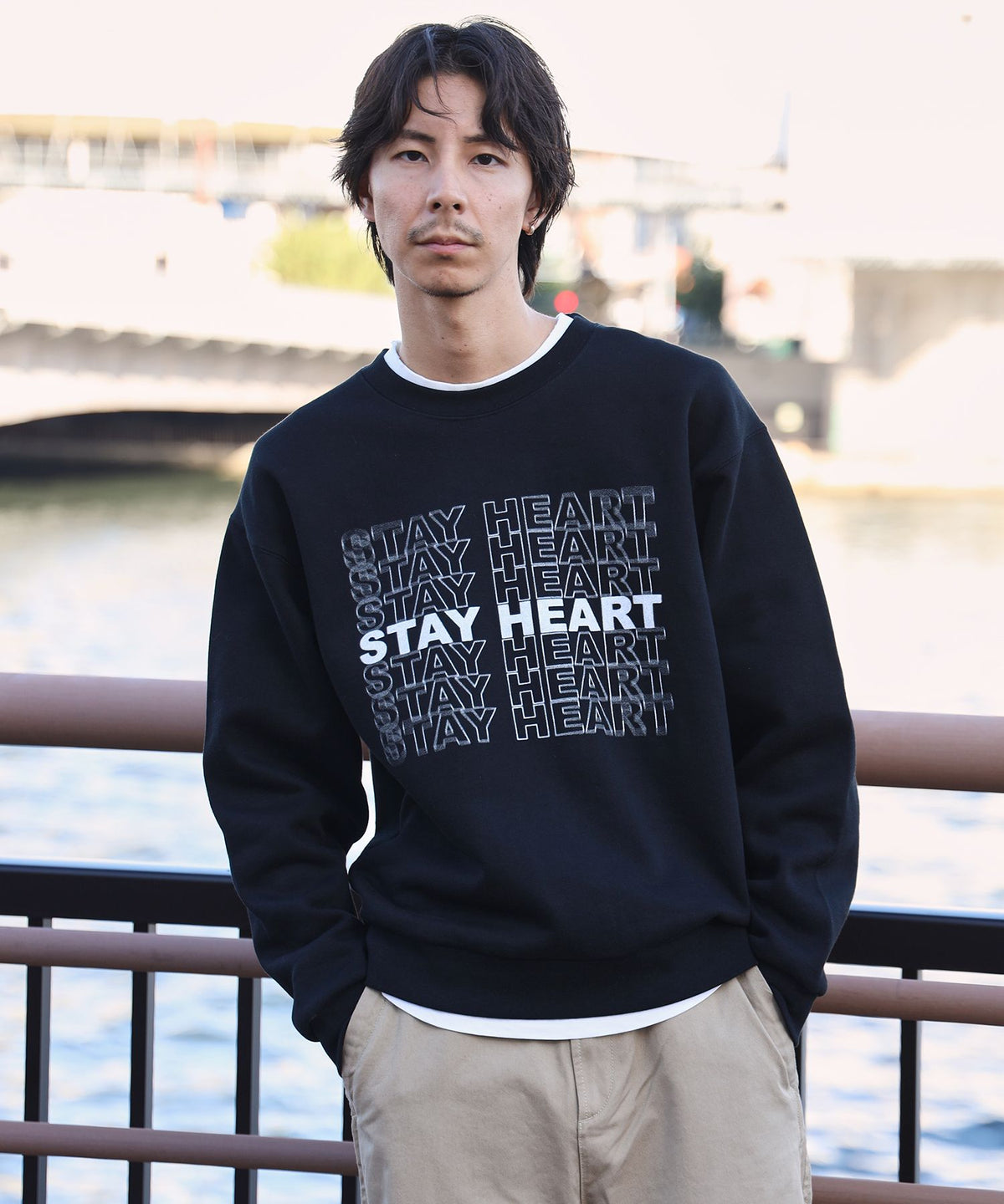 ヘビーウエイトぼかしメッセージロゴスウェット / 裏起毛 スウェット クルーネック プリント ブラック