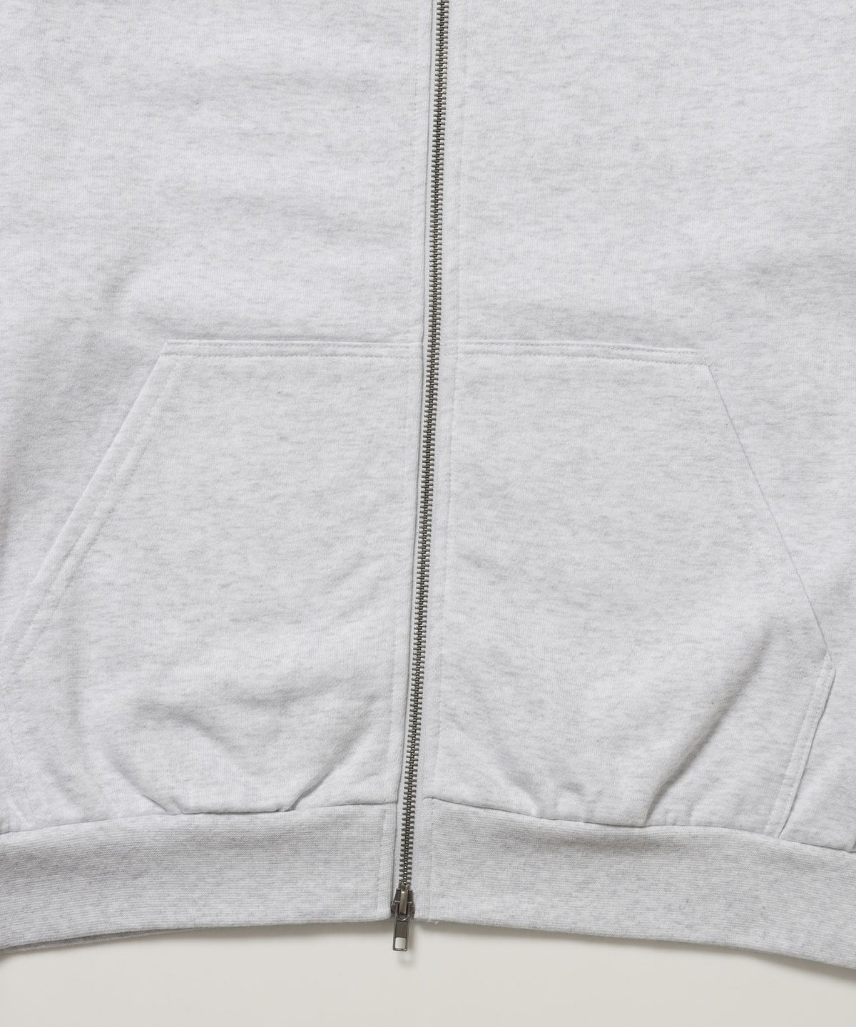 ※WEB限定 / es HOMEロゴ裏起毛ジップパーカー / sqnzU basic logo zip p/k アッシュグレー