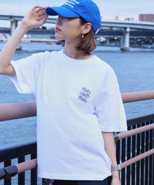 ワンポイント3段ロゴアウトライン刺繍ショート丈Tシャツ / クルーネック 半袖 ワンポイント シンプル 刺繍【短丈】 ホワイト