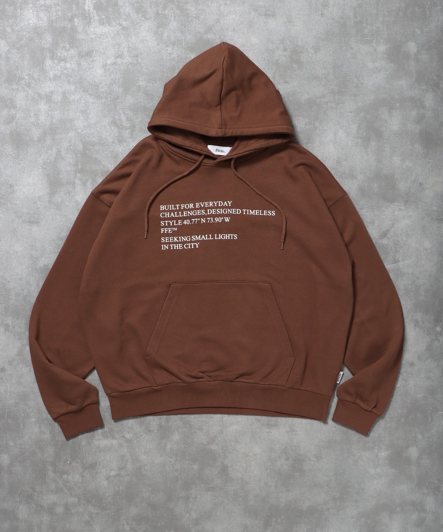 ヘビーウエイトメッセージプルパーカー / プルオーバー パーカー 裏毛 プリント フーディ ブラウン