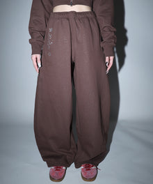 sqnz glitter sweat pants / グリッター スウェットパンツ ラインストーン ドローストリング ポケット 裏起毛 【セットアップ着用可能】 モカ