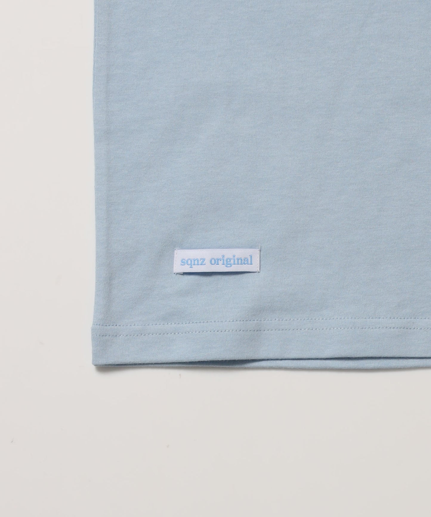 ※WEB限定 / ユニセックス / ロゴ加工風スタッズ半袖Tシャツ / sqnz studs faint logo tee / ライトブルー