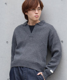 ネーム付きスキッパーニット / ニット セーター ポロカラー シンプル 無地 ワンポイント グレー