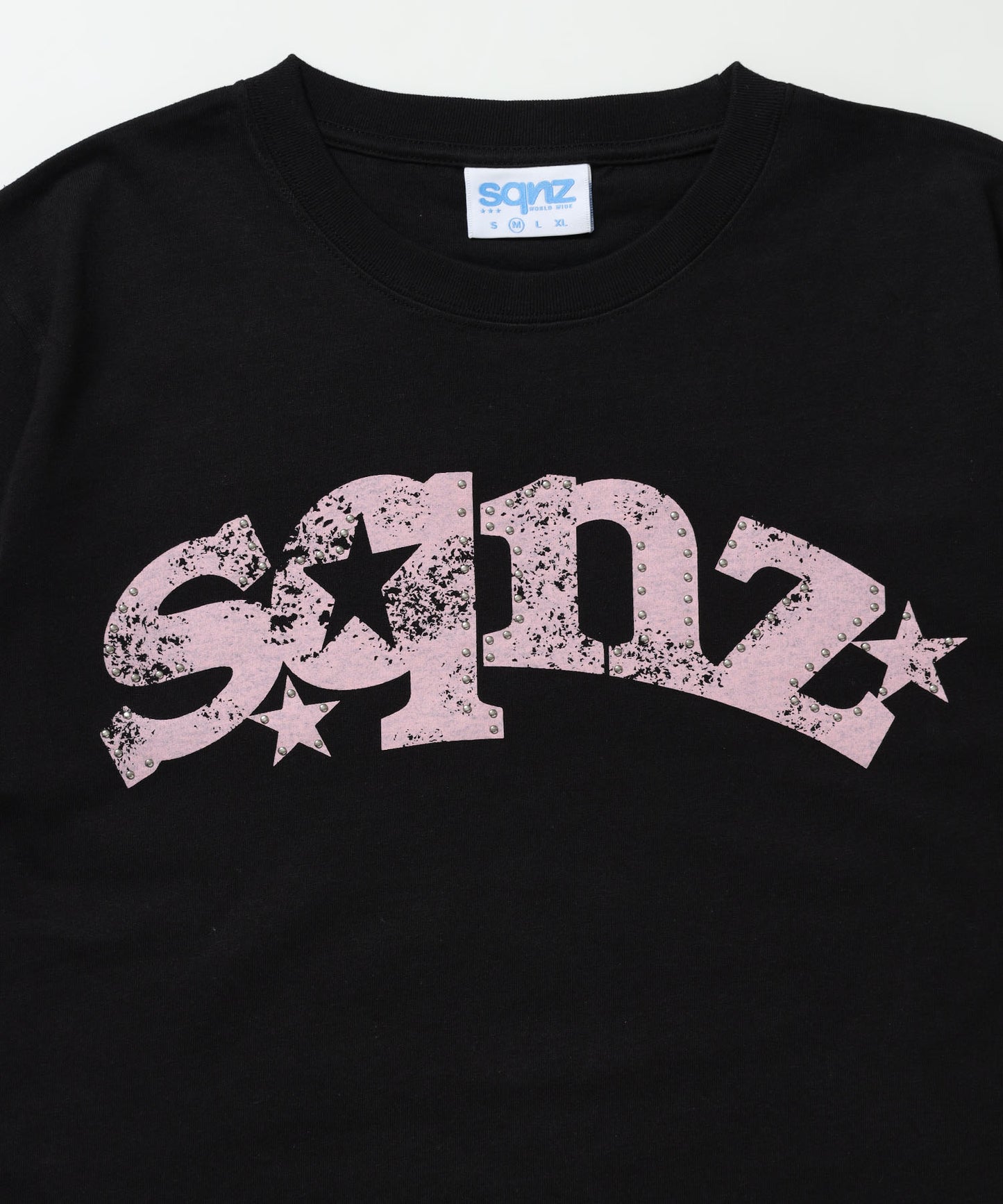 ※WEB限定 / ユニセックス / ロゴ加工風スタッズ半袖Tシャツ / sqnz studs faint logo tee / ブラック