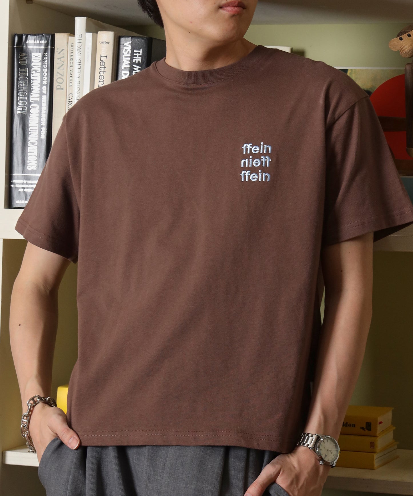 ワンポイント3段ロゴ刺繍ショート丈Tシャツ / Tシャツ クルーネック 半袖 刺繍 ワンポイント シンプル 【短丈】 モカ