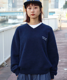 ワンポイントVネックウール混ニット / ウール ニット Vネック 短丈 刺繍 ワンポイント ネイビー