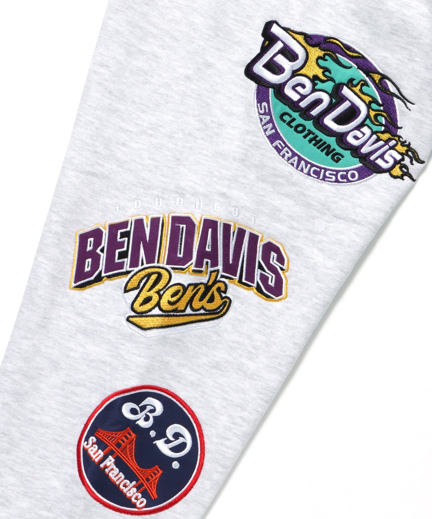 【BEN DAVIS(ベンデイビス)】CHAMPIONSHIP PATCHED CREW NECK SWEAT / 袖ワッペン 刺繍 古着風 クルーネック スウェット オフホワイト