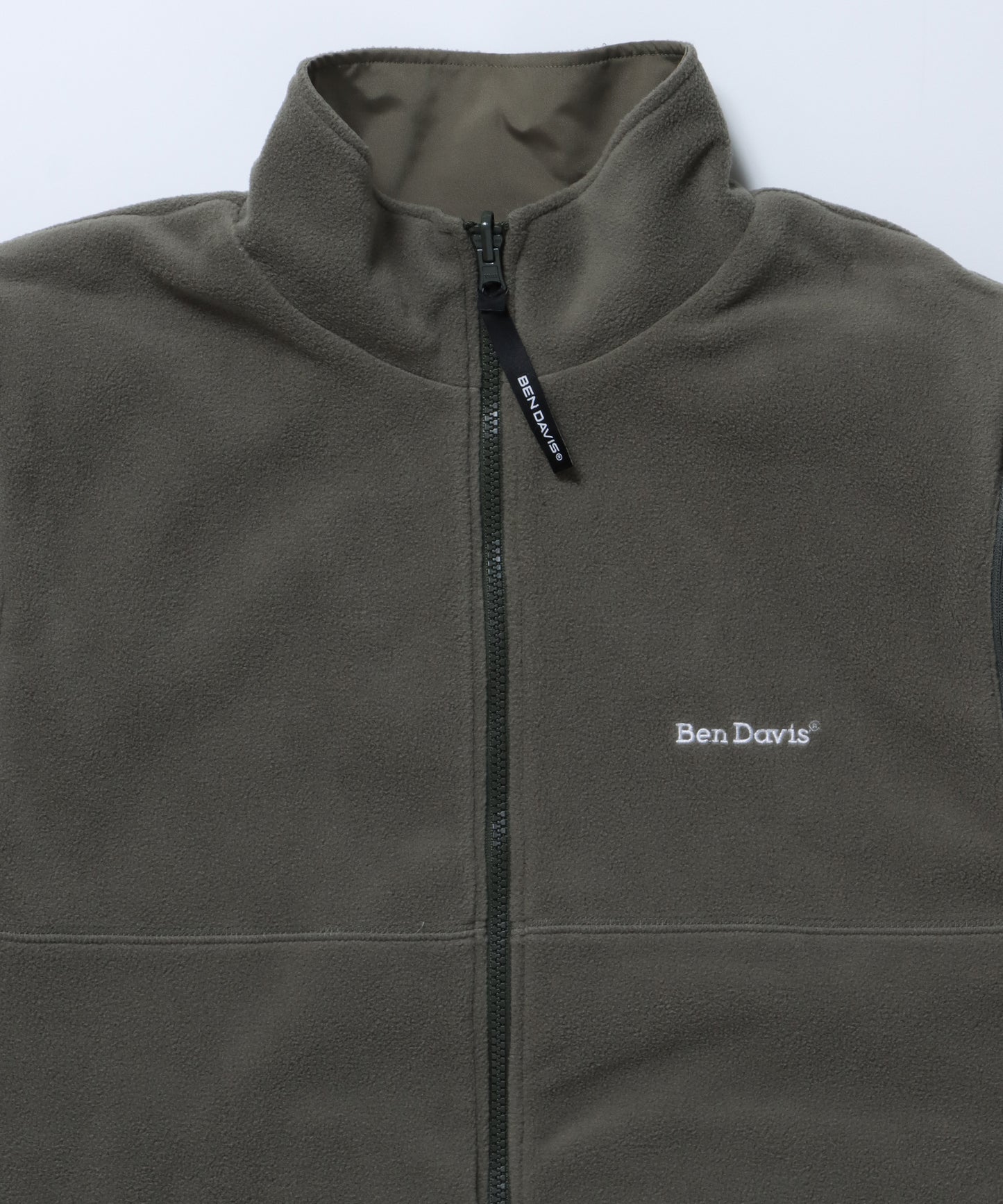 【BEN DAVIS(ベンデイビス)】 4WAY STAND COLLAR JACKET / ４WAY スタンド フリース ロゴ 刺繍 ベスト ジャケット カーキ