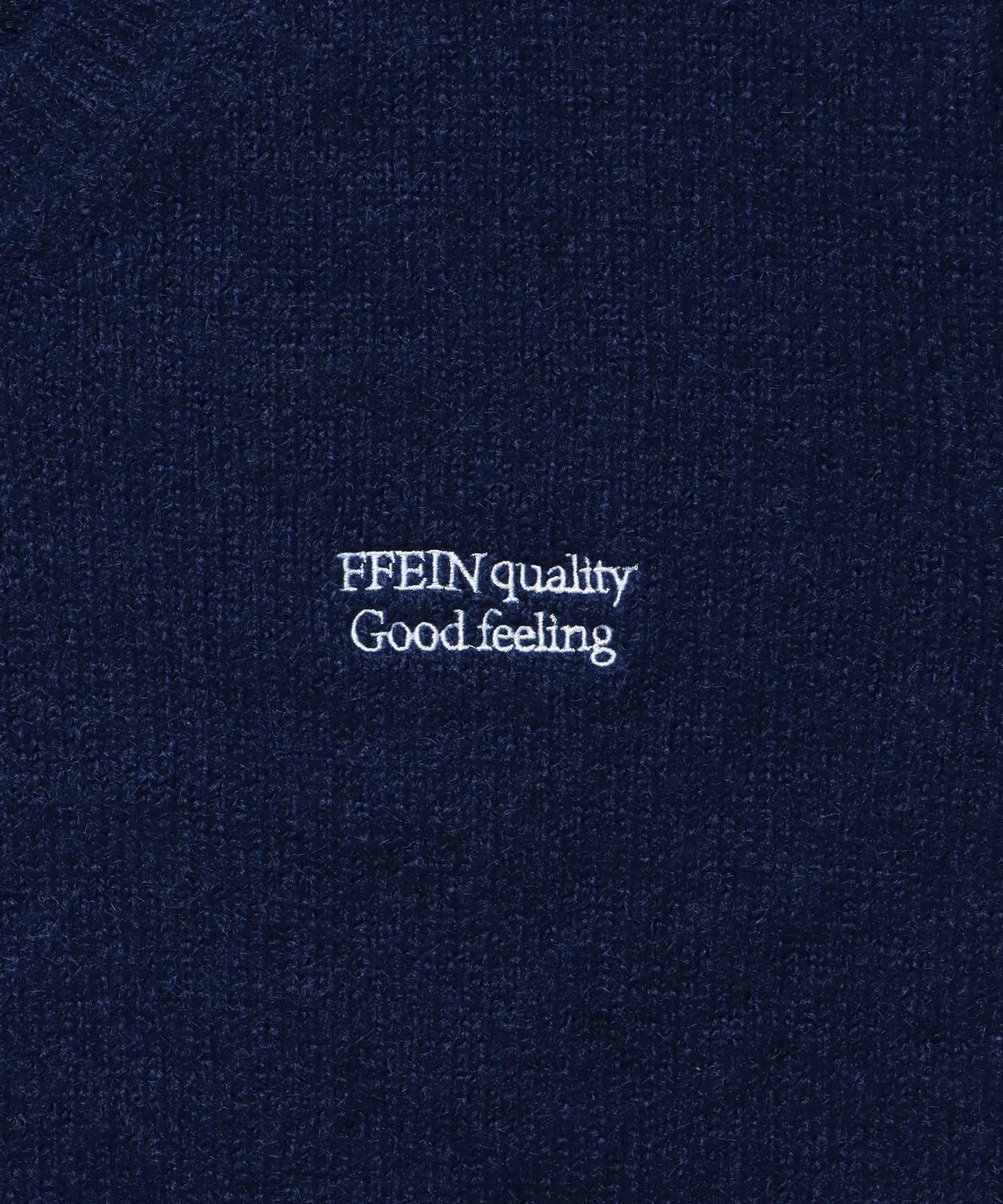 ワンポイントVネックウール混ニット / ウール ニット Vネック 短丈 刺繍 ワンポイント ネイビー