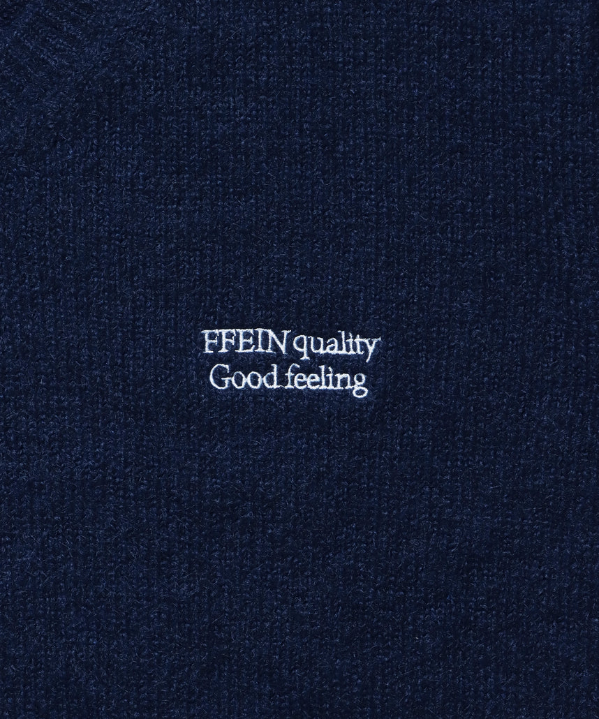 ワンポイントVネックウール混ニット / ウール ニット Vネック 短丈 刺繍 ワンポイント ネイビー