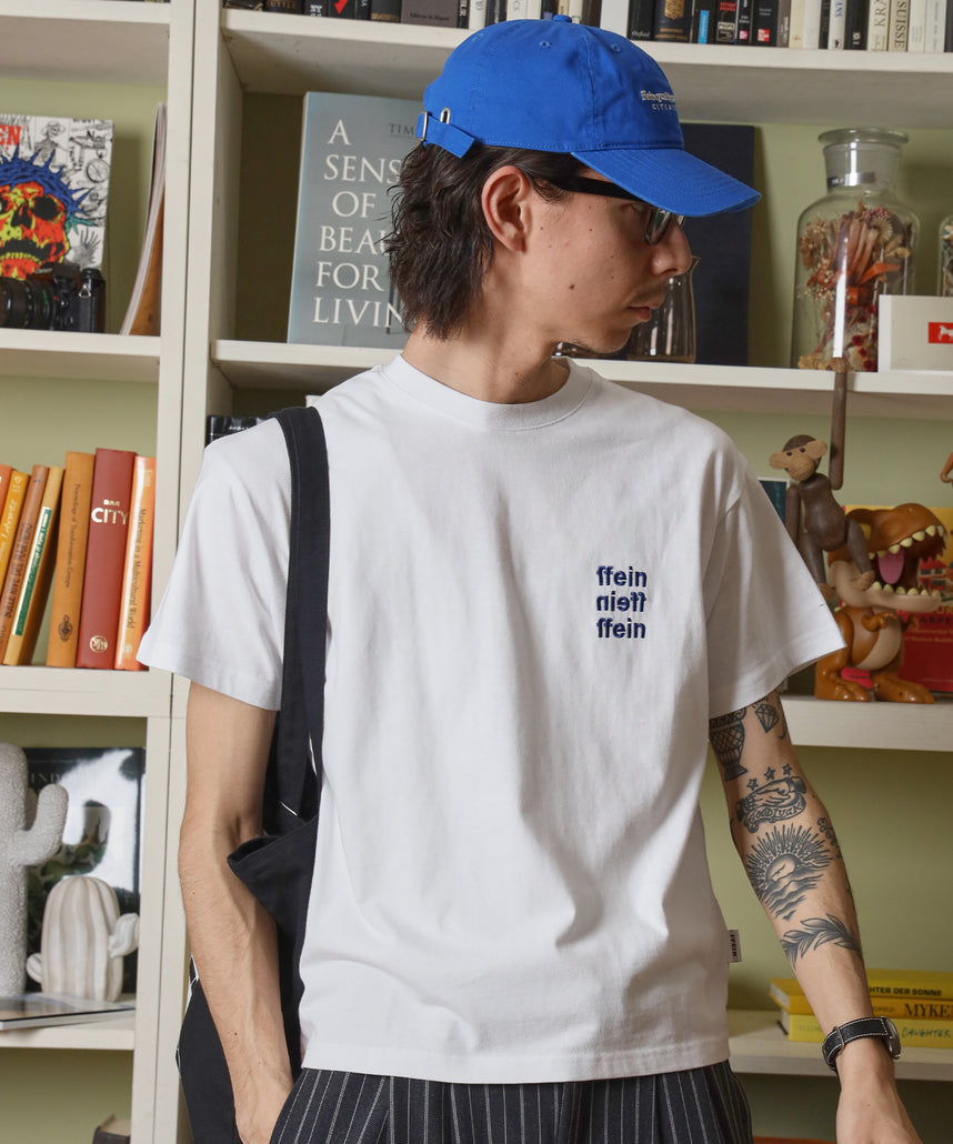 ワンポイント3段ロゴ刺繍ショート丈Tシャツ / Tシャツ クルーネック 半袖 刺繍 ワンポイント シンプル 【短丈】 ホワイト