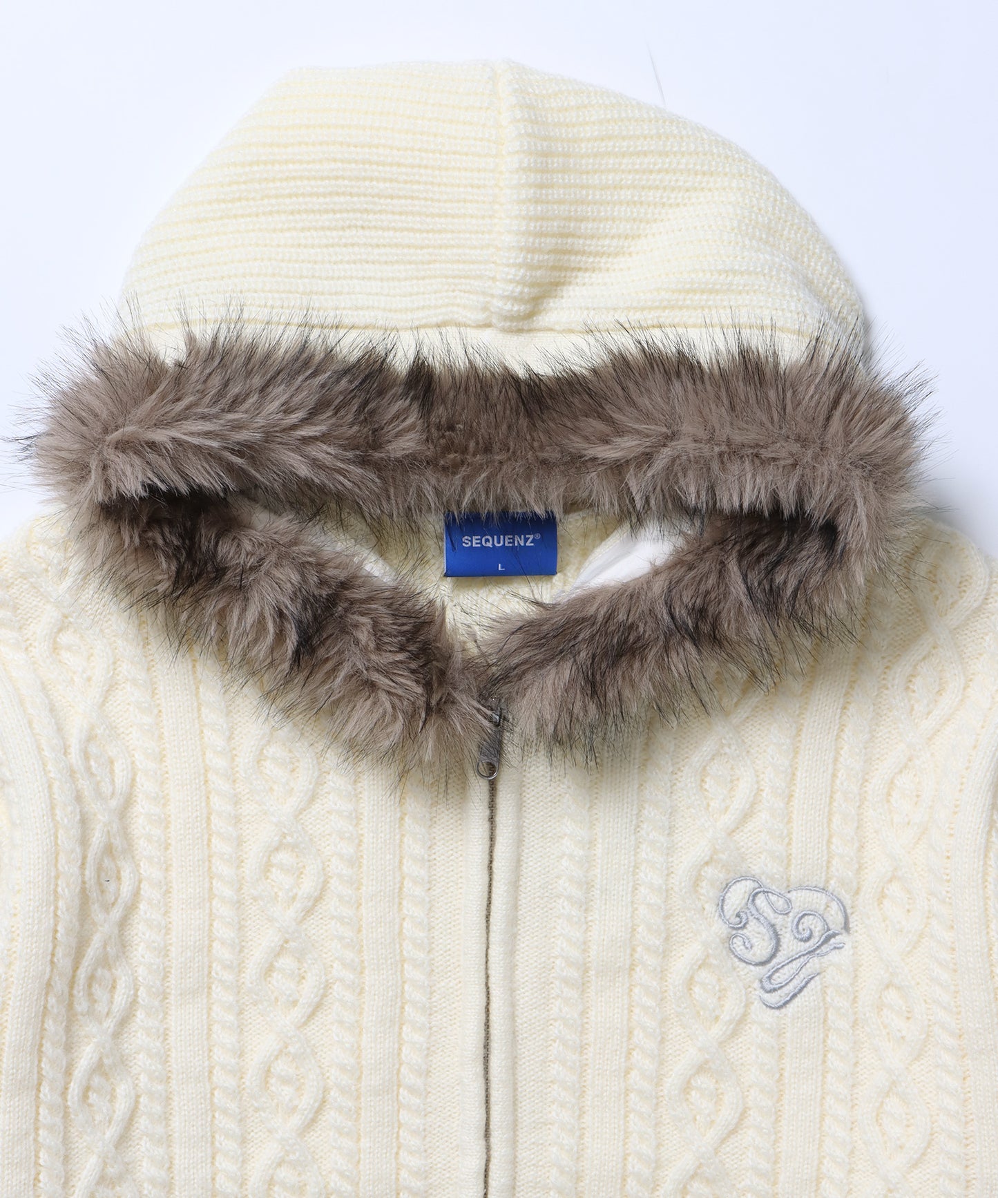 《一部予約商品》FUR CABLE KNIT ZIP-UP HOODIE / ニット ジップパーカー 刺繍 ファー ケーブルニット アイボリー