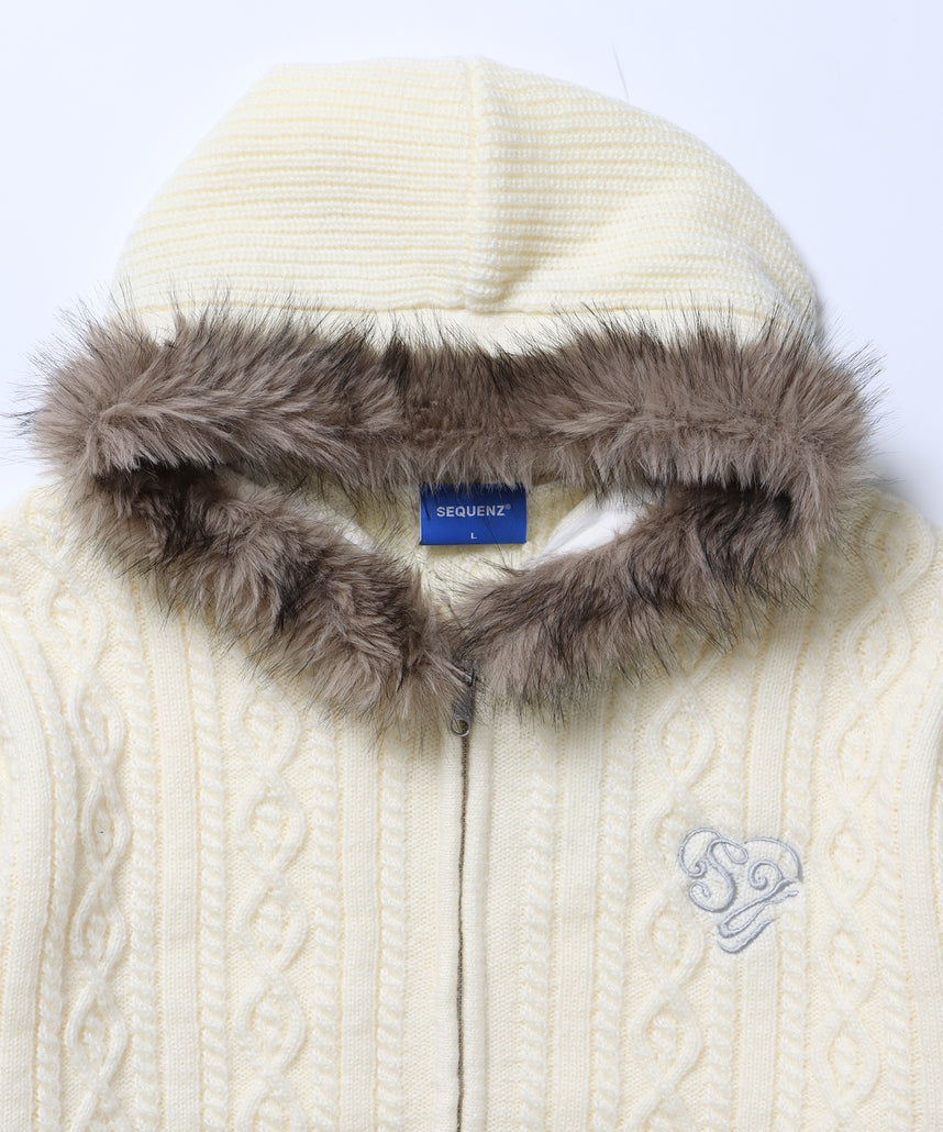 《一部予約商品》FUR CABLE KNIT ZIP-UP HOODIE / ニット ジップパーカー 刺繍 ファー ケーブルニット アイボリー