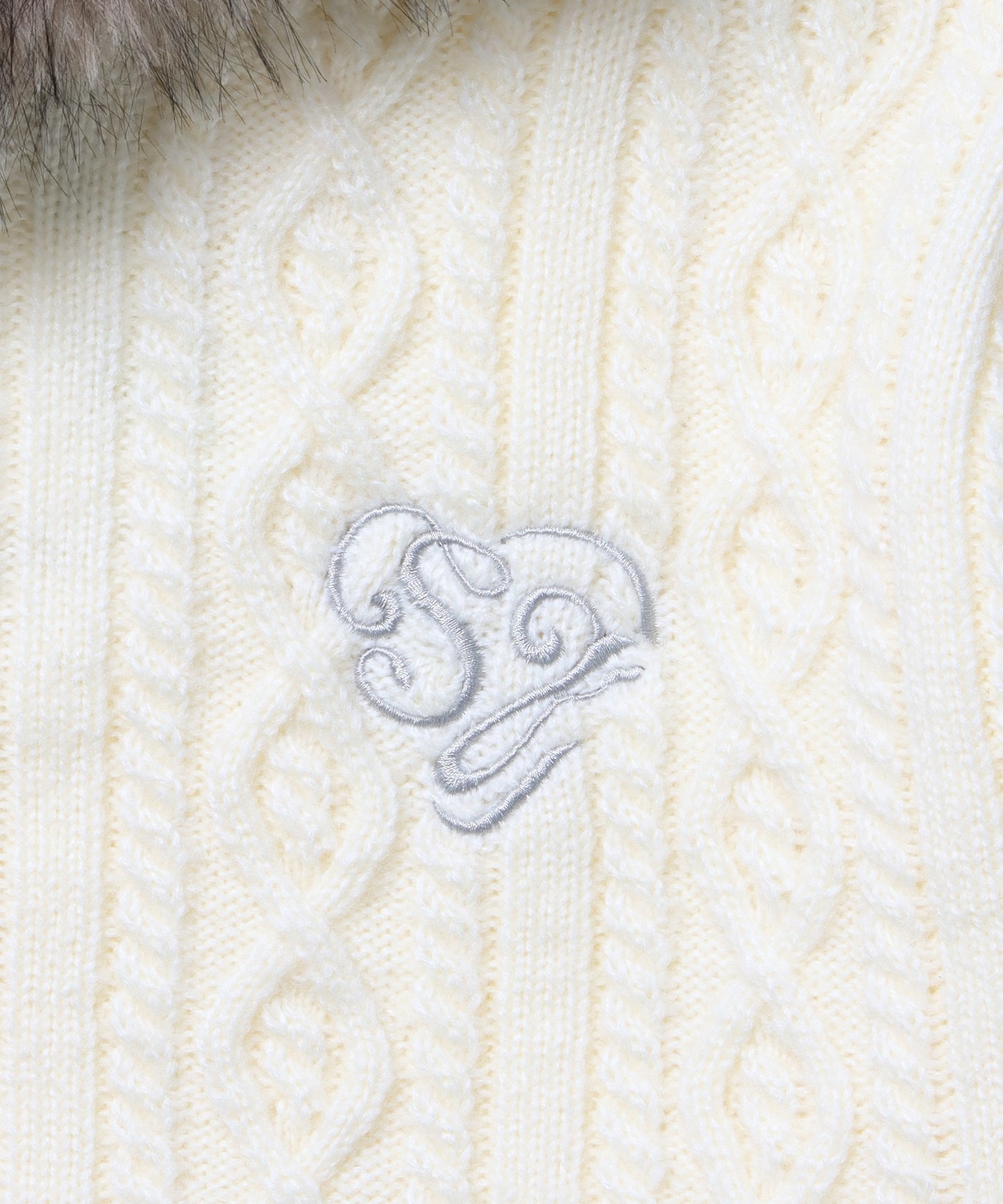 《一部予約商品》FUR CABLE KNIT ZIP-UP HOODIE / ニット ジップパーカー 刺繍 ファー ケーブルニット アイボリー