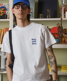 ワンポイント3段ロゴ刺繍ショート丈Tシャツ / Tシャツ クルーネック 半袖 刺繍 ワンポイント シンプル 【短丈】 ホワイト