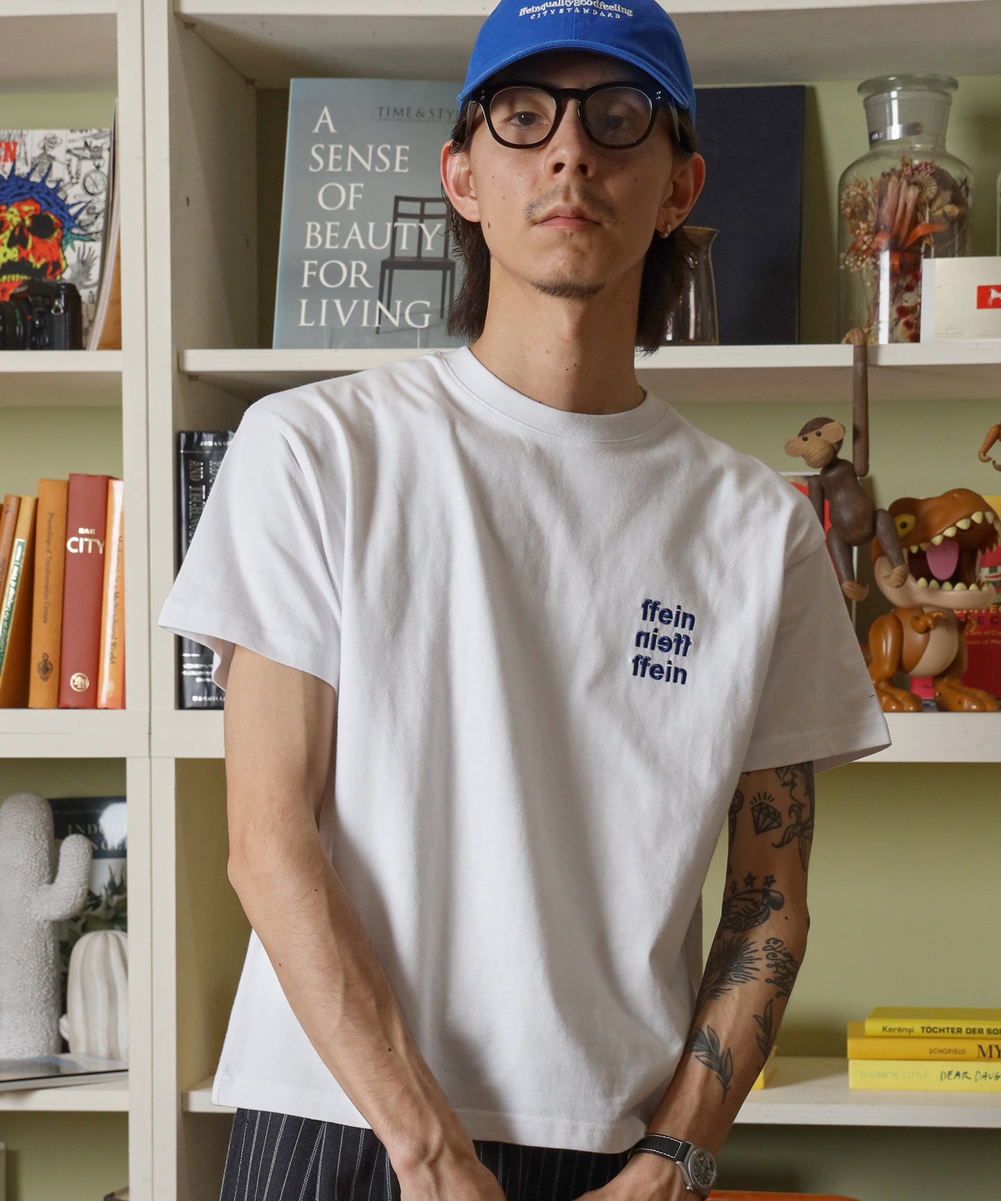 ワンポイント3段ロゴ刺繍ショート丈Tシャツ / Tシャツ クルーネック 半袖 刺繍 ワンポイント シンプル 【短丈】 ホワイト