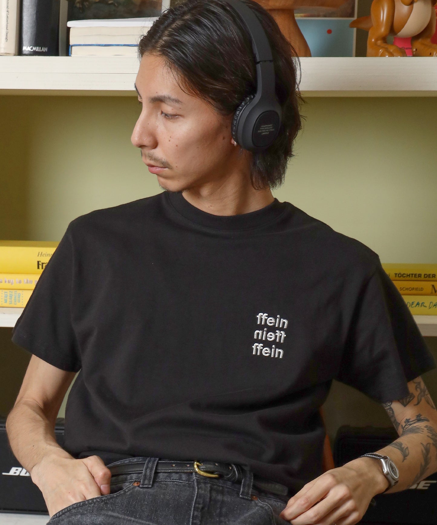 ワンポイント3段ロゴ刺繍ショート丈Tシャツ / Tシャツ クルーネック 半袖 刺繍 ワンポイント シンプル 【短丈】 ブラック