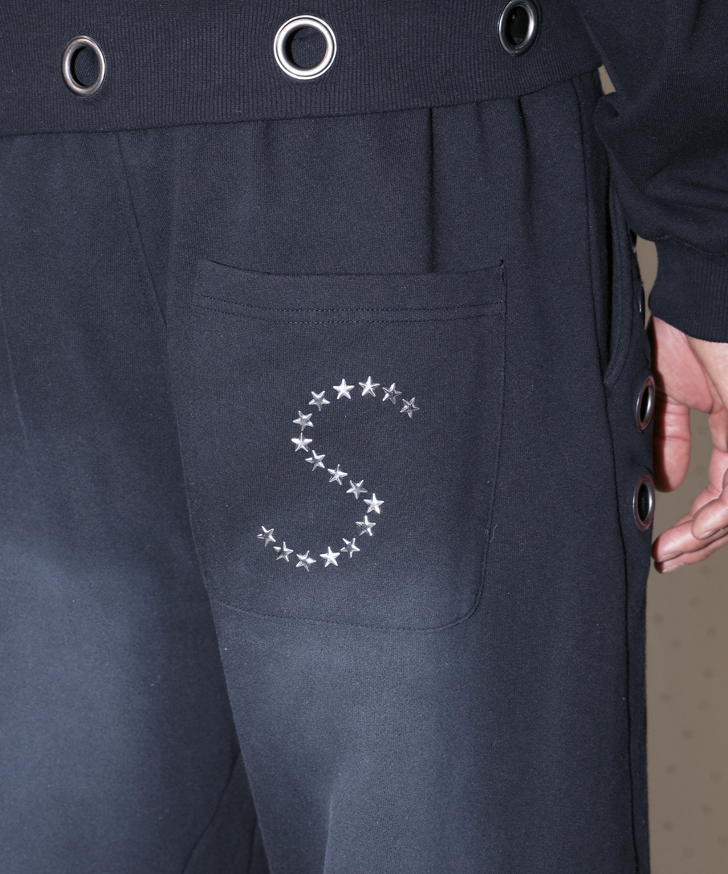 sqnz fade sweat pants / スウェット パンツ 加工 ハトメ スタッズ 裏起毛≪SET UP着用可能≫ ブラック