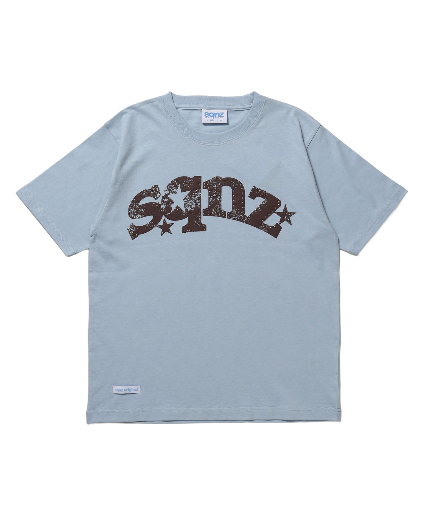 ※WEB限定 / ユニセックス / ロゴ加工風スタッズ半袖Tシャツ / sqnz studs faint logo tee / ライトブルー