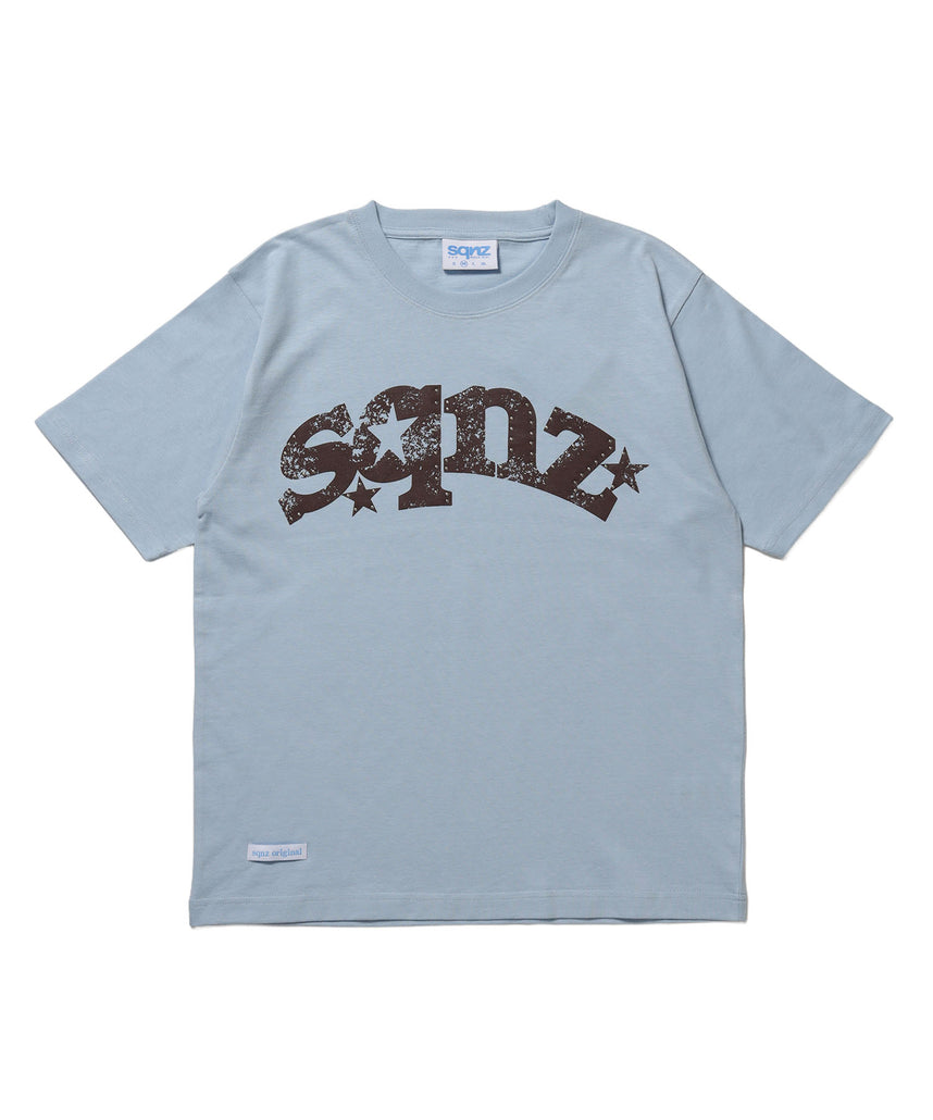 ※WEB限定 / ユニセックス / ロゴ加工風スタッズ半袖Tシャツ / sqnz studs faint logo tee / ライトブルー