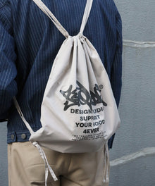 2 FACE STRING KNAPSACK / リバーシブル テック ナップサック ブランドロゴ サンドベージュ