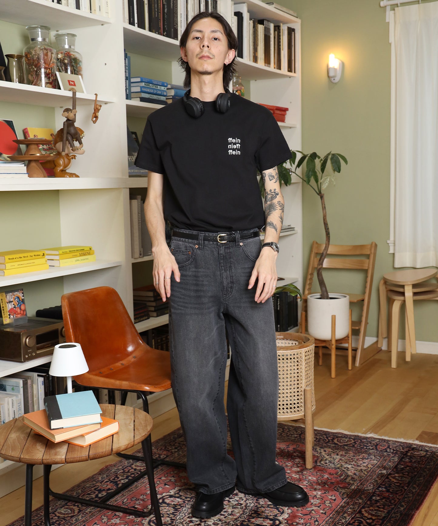 ワンポイント3段ロゴ刺繍ショート丈Tシャツ / Tシャツ クルーネック 半袖 刺繍 ワンポイント シンプル 【短丈】 ブラック