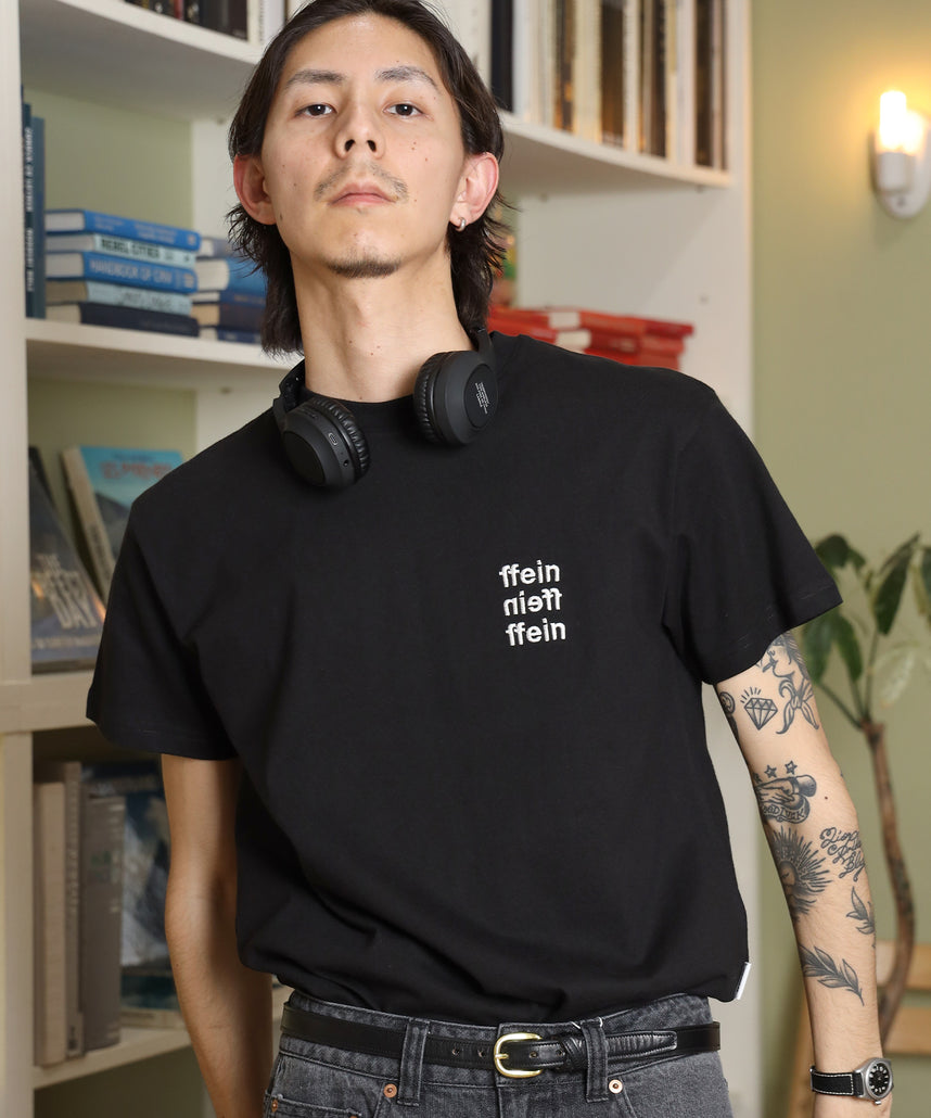 ワンポイント3段ロゴ刺繍ショート丈Tシャツ / Tシャツ クルーネック 半袖 刺繍 ワンポイント シンプル 【短丈】 ブラック