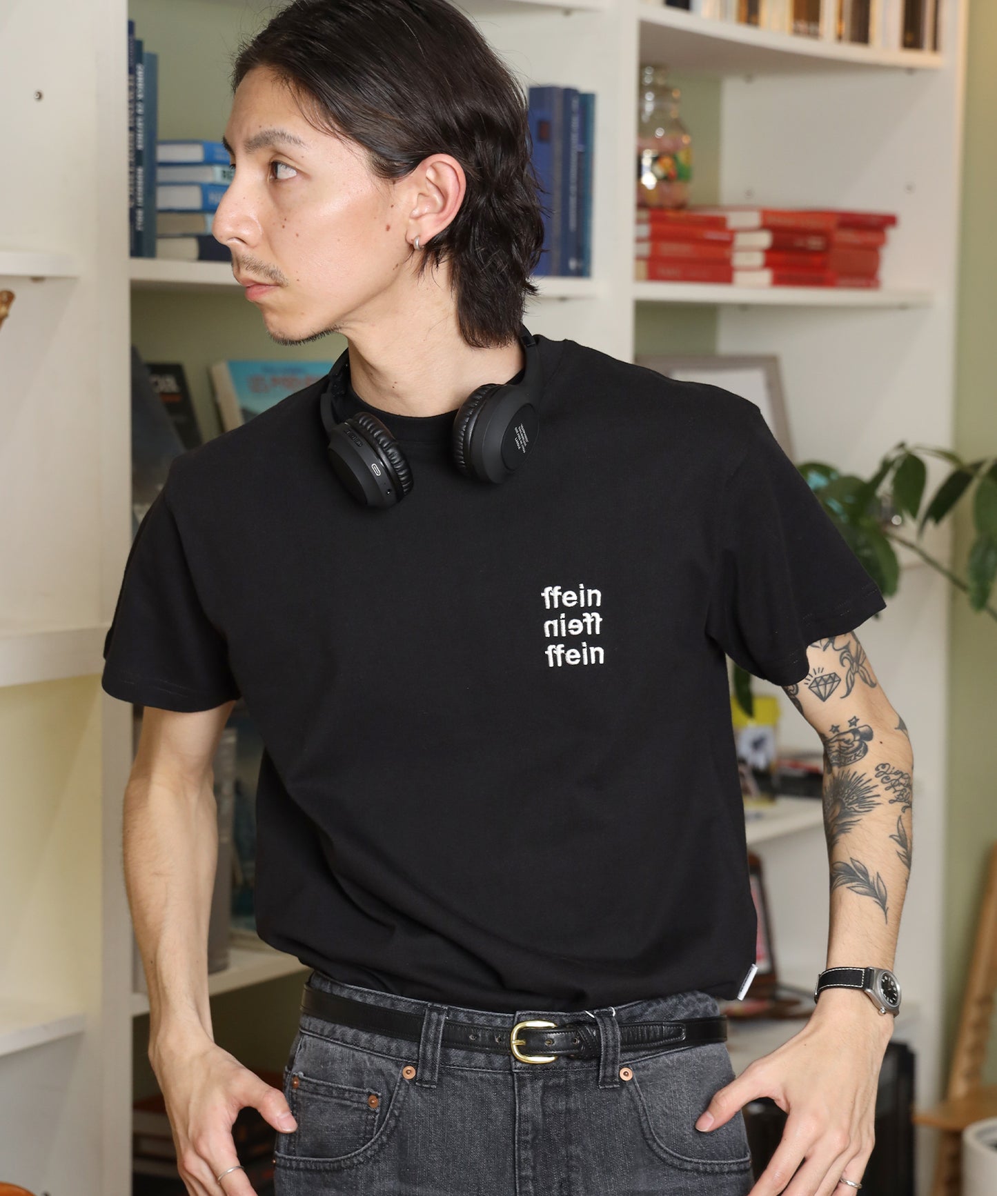 ワンポイント3段ロゴ刺繍ショート丈Tシャツ / Tシャツ クルーネック 半袖 刺繍 ワンポイント シンプル 【短丈】 ブラック