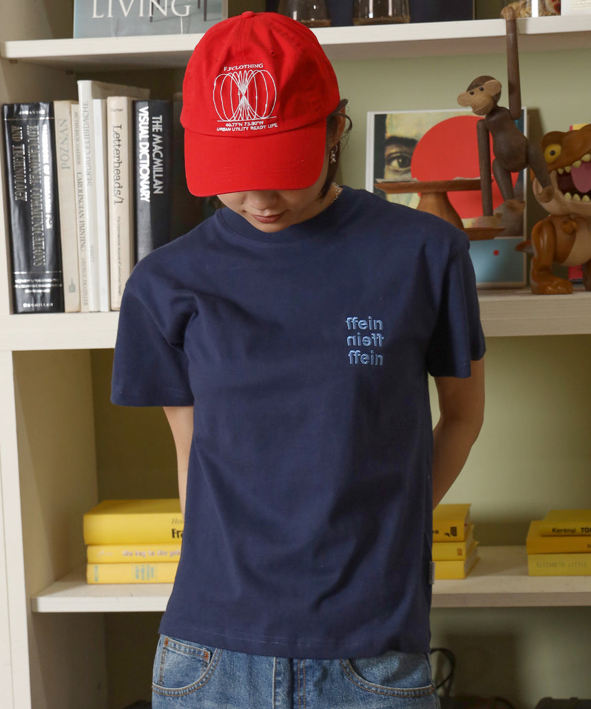 ワンポイント3段ロゴ刺繍ショート丈Tシャツ / Tシャツ クルーネック 半袖 刺繍 ワンポイント シンプル 【短丈】 ネイビー
