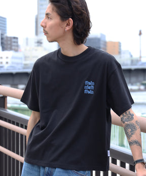 ワンポイント3段ロゴアウトライン刺繍ショート丈Tシャツ / クルーネック 半袖 ワンポイント シンプル 刺繍【短丈】 ブラック