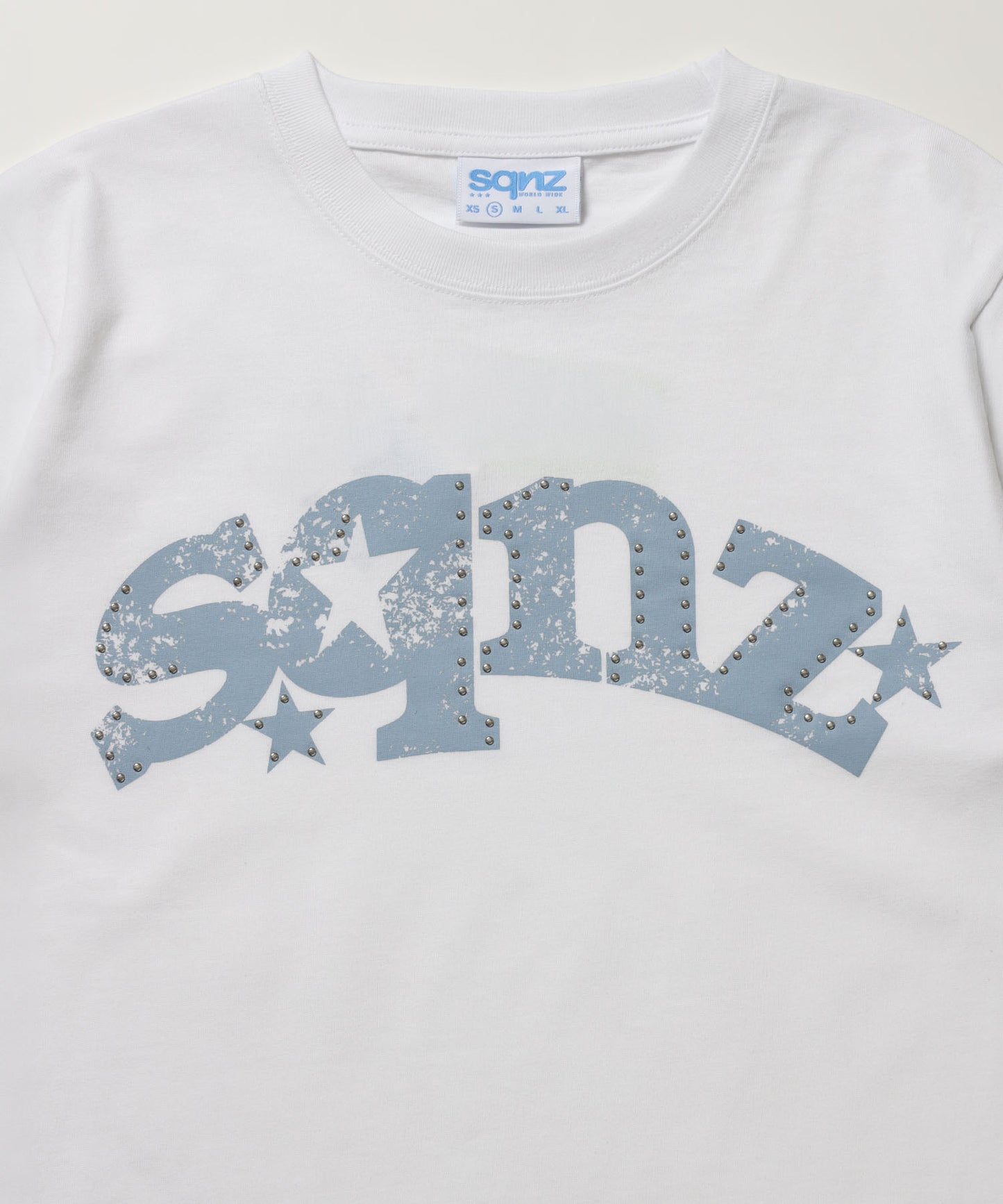 ※WEB限定 / ユニセックス / ロゴ加工風スタッズ半袖Tシャツ / sqnz studs faint logo tee / ホワイト