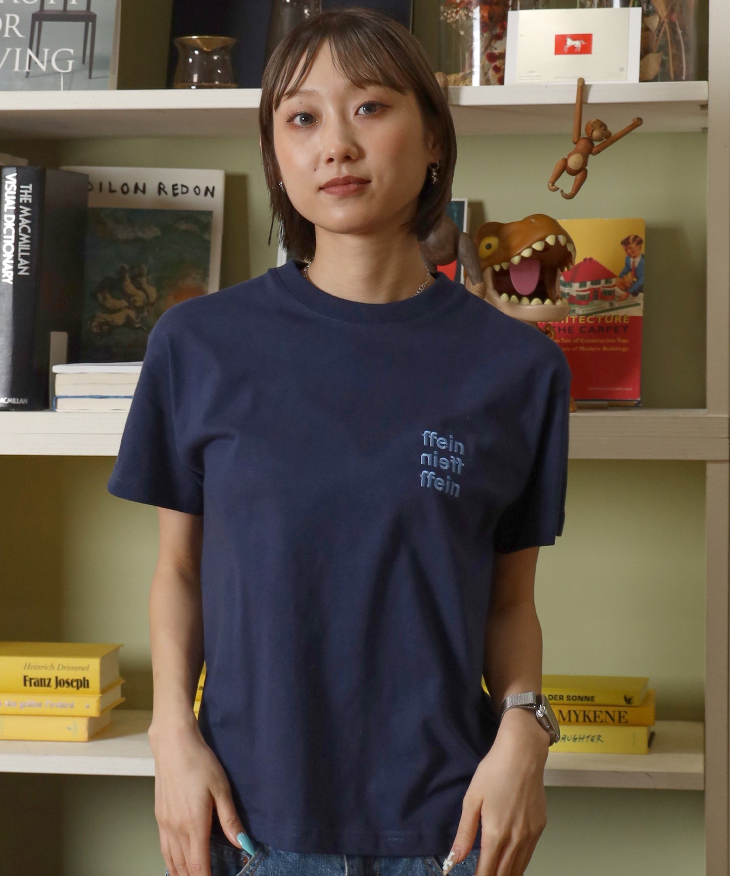 ワンポイント3段ロゴ刺繍ショート丈Tシャツ / Tシャツ クルーネック 半袖 刺繍 ワンポイント シンプル 【短丈】 ネイビー