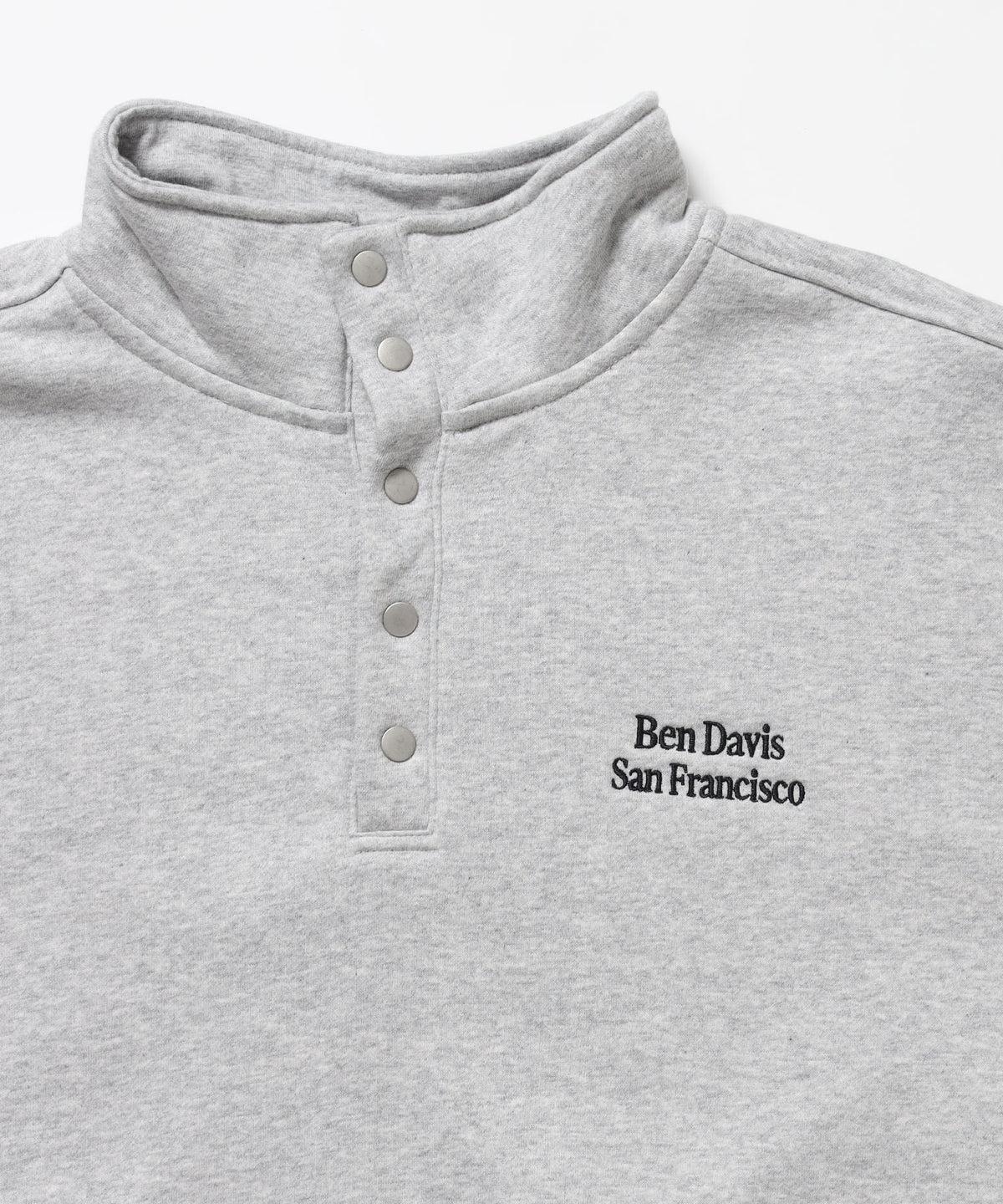 BD SWEAT SNAP P/O / スウェット ハイネック ボタン 裏起毛 ワンポイント刺繍 ユニセックス グレー