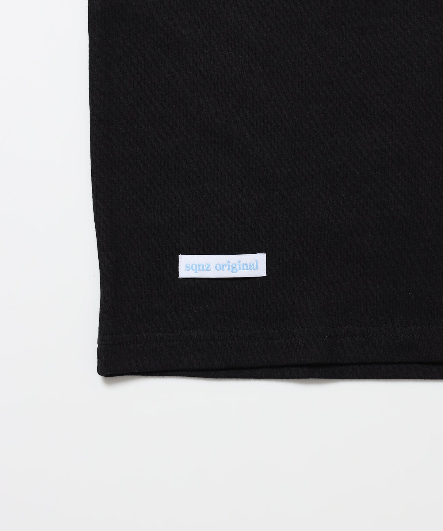 ※WEB限定 / ユニセックス / ロゴ加工風スタッズ半袖Tシャツ / sqnz studs faint logo tee / ブラック