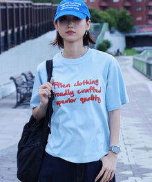 手書きロゴショート丈Tシャツ / Tシャツ クルーネック 半袖 プリント 手書きロゴ【短丈】 ライトブルー
