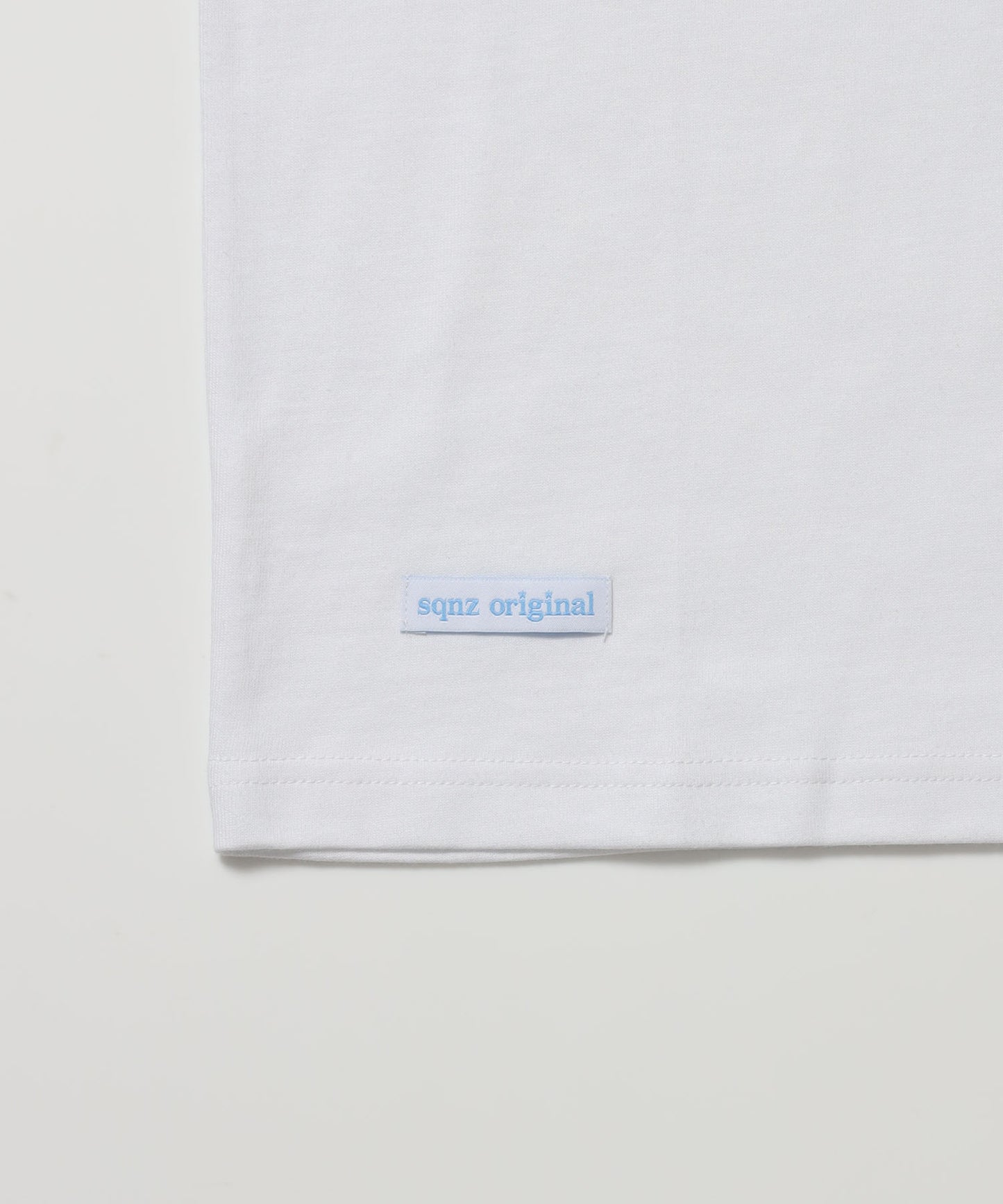 ※WEB限定 / ユニセックス / ロゴ加工風スタッズ半袖Tシャツ / sqnz studs faint logo tee / ホワイト