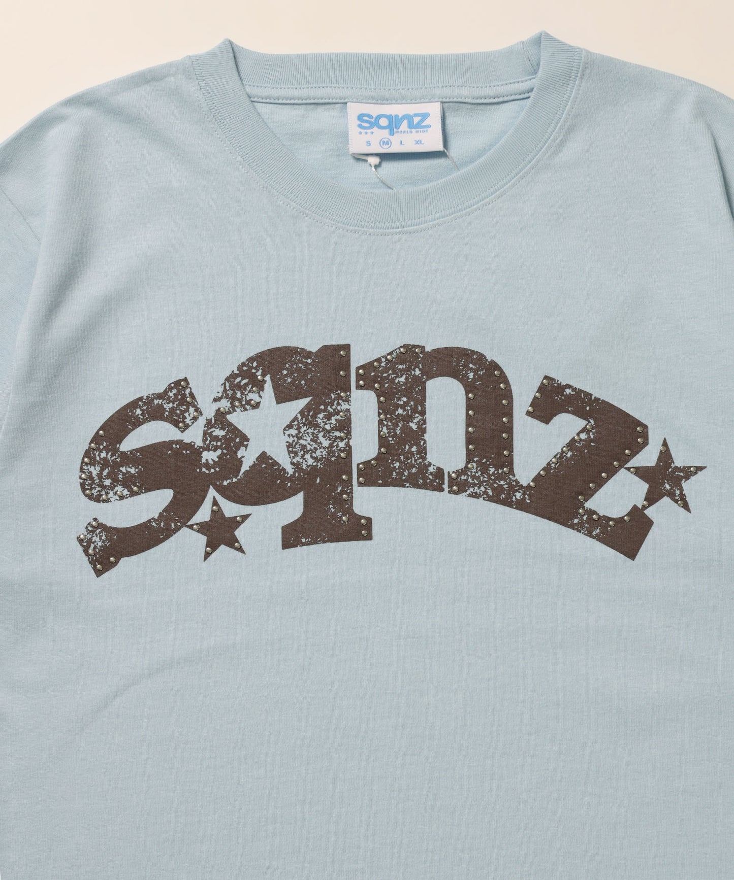 ※WEB限定 / ユニセックス / ロゴ加工風スタッズ半袖Tシャツ / sqnz studs faint logo tee / ライトブルー