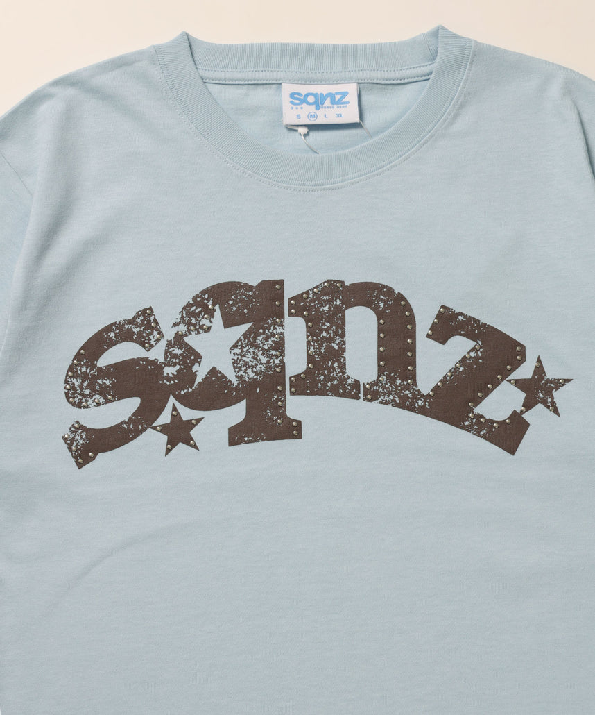 ※WEB限定 / ユニセックス / ロゴ加工風スタッズ半袖Tシャツ / sqnz studs faint logo tee / ライトブルー