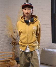 ヘビーウエイト3段ロゴメッセージジップパーカー / ジップ パーカー 裏毛 フーディ プルオーバー イエロー