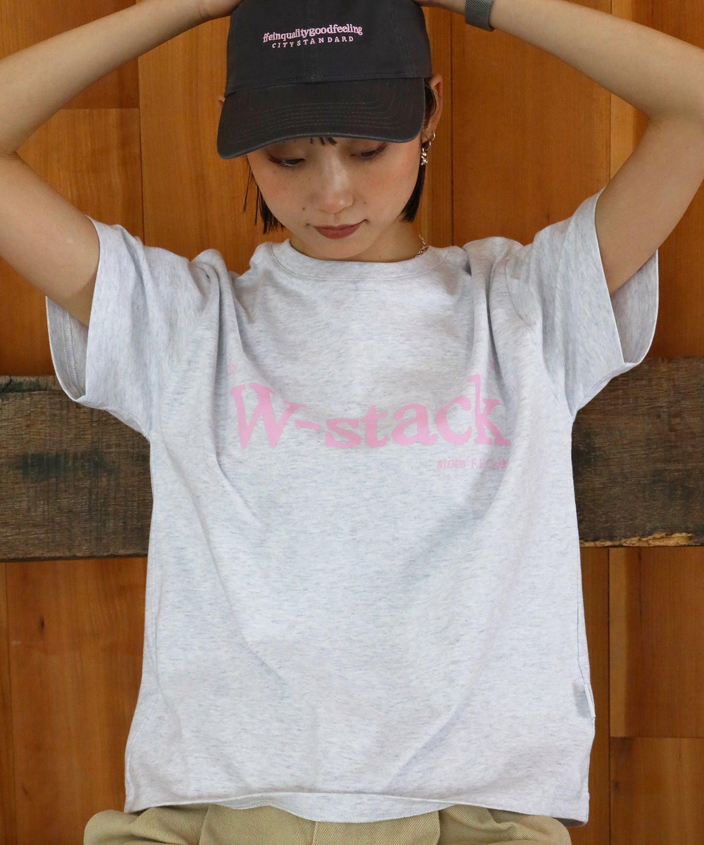 ユニバーサルロゴショート丈Tシャツ/ Tシャツ クルーネック 半袖 プリント 刺繍 チェック 【短丈】 アッシュグレー