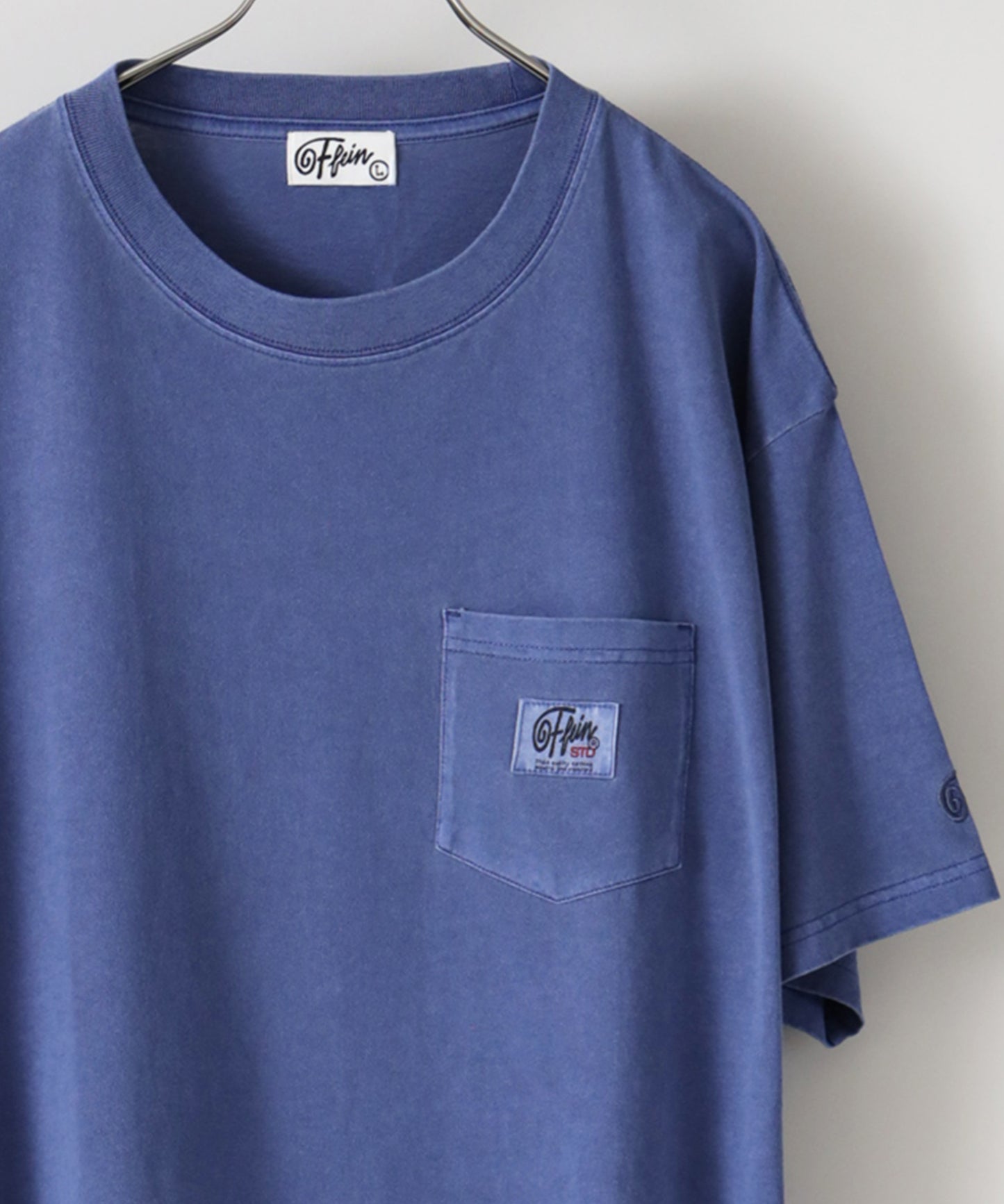 ヴィンテージライクロゴ刺繍ポケットTシャツ / ブルー